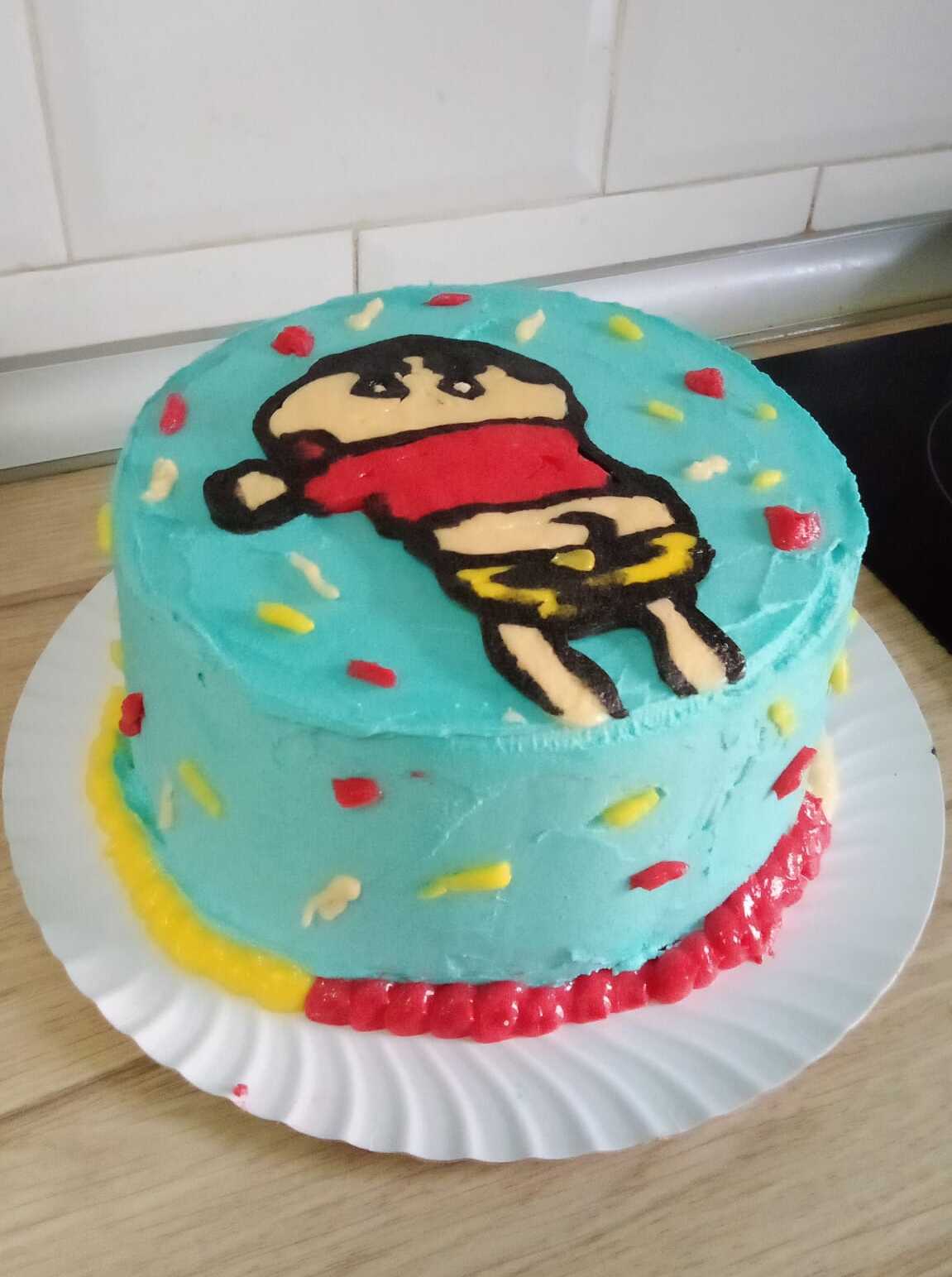 Tarta infantil temática, ¡perfecta para cualquier celebración! 
            <br>Con una base de esponjoso bizcocho de vainilla y capas generosas, está cubierta con un suave y cremoso buttercream. El frosting representa al personaje que desees, usando detalles en fondant y glaseado para una apariencia auténtica. 
            <br><br>Esta deliciosa y visualmente atractiva tarta es ideal para alegrar cualquier fiesta infantil. 
            <br><br>Además, ofrecemos personalización con otros personajes favoritos. ¡Haz de tu evento un momento inolvidable con esta tarta personalizada!